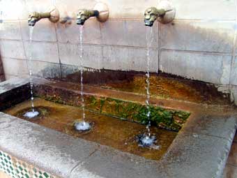 20080312002745-fuentetreschorrosp.jpg